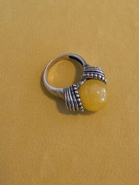 Vintage 925 silver ring features a round, vibrant yellow jade gemstone